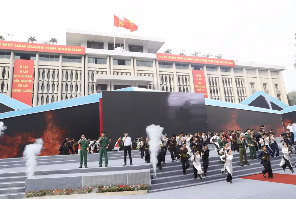 纪念典礼上的文艺表演节目。（图片来源：越通社）