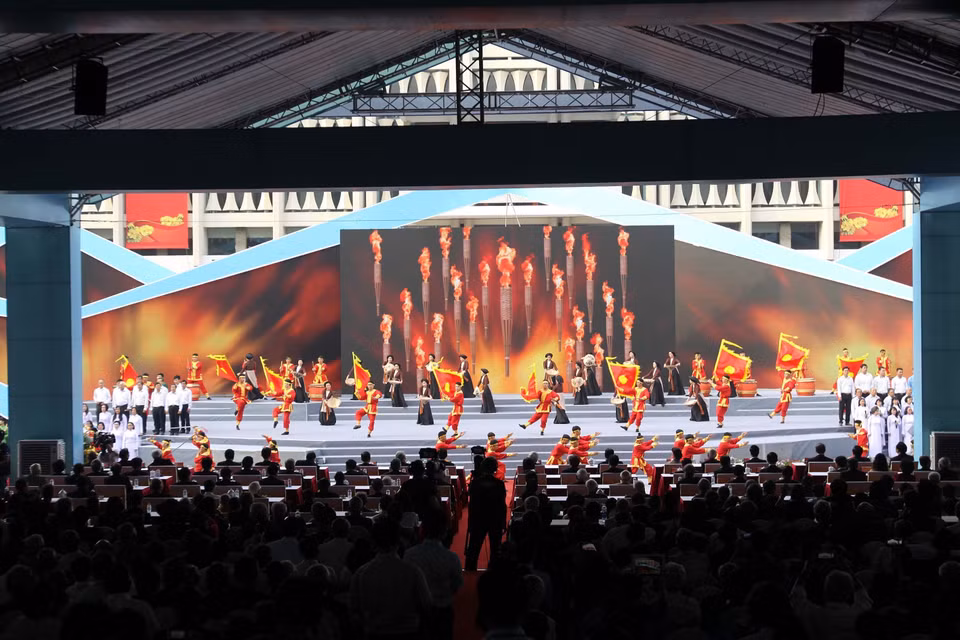 纪念典礼上的文艺表演节目。（图片来源：越通社）