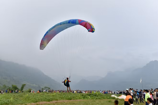 宣光省首次举行滑翔伞表演。图自http://baotuyenquang.com.vn