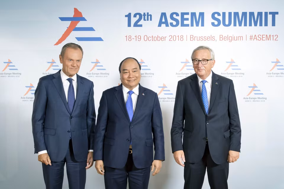  阮春福与欧洲理事会主席唐纳德图斯克（Donald Tusk）（左）和欧盟委员会主席让·克劳德（Jean-Claude）（右）合影。越通社记者 统一 摄