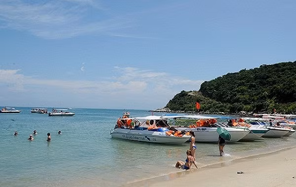 宁静浪漫的占婆岛海滩吸引很多游客。图自越南人民报