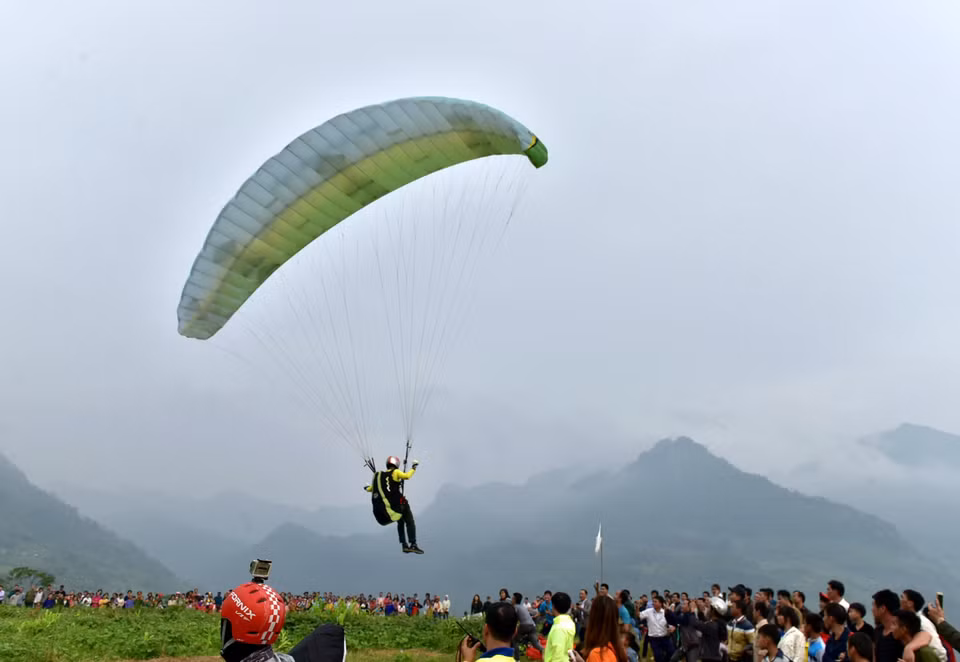 宣光省首次举行滑翔伞表演。图自越通社