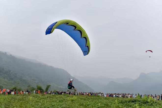 宣光省首次举行滑翔伞表演。图自http://baotuyenquang.com.vn