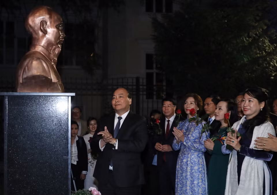 阮春福总理与夫人出席设在越南驻奥地利大使馆的胡志明主席塑像竣工典礼。越通社记者 统一 摄