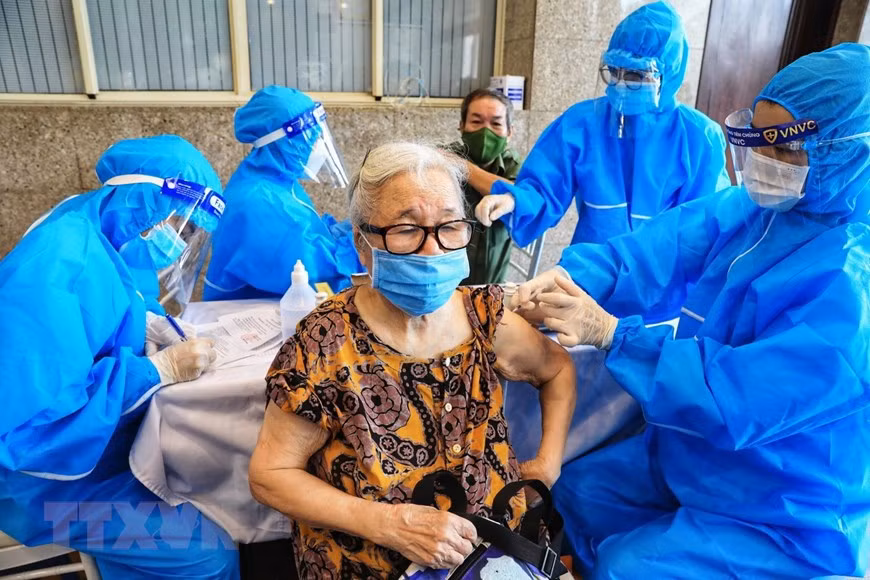 在河内市卫生局的督导下，越-苏友谊劳动文化宫接种点的接种活动快速且专业进行。图自越通社