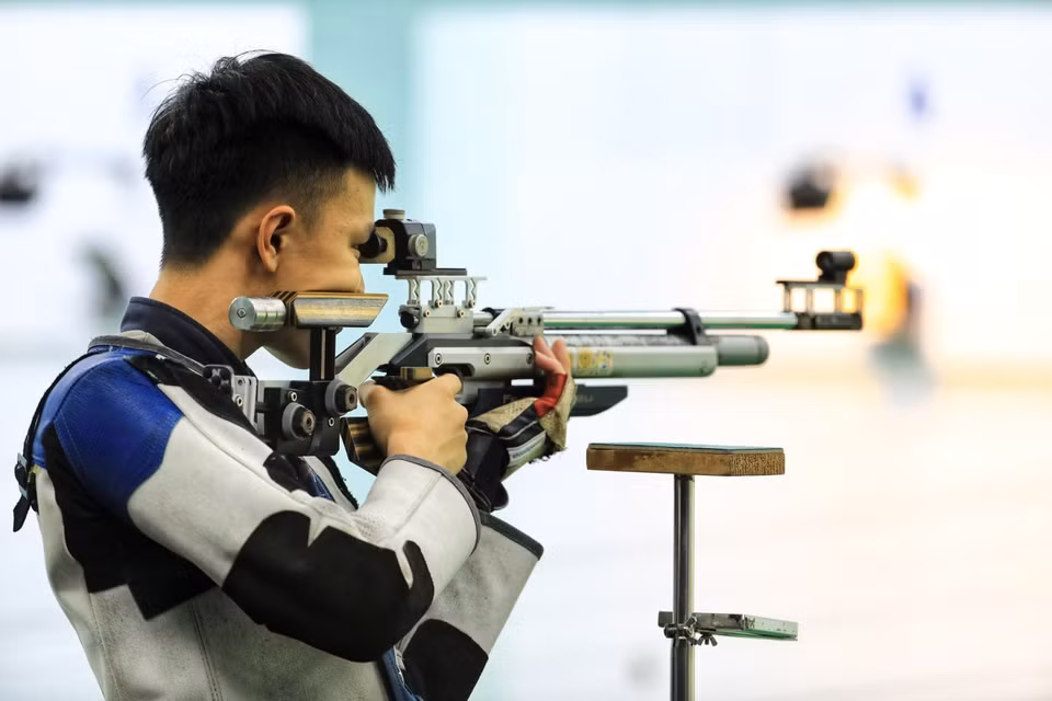 参加2021年国家射击俱乐部冠军赛的射手。图自越通社