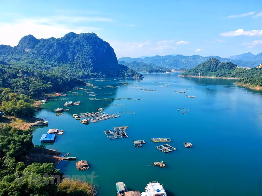 来到和平省，游客既可以坐船越过层层水浪，爬上山丘俯瞰“山上下龙湾”，又可以在高脚屋的树冠下舒坦的休息或在度假区的无边际游泳池黎玩耍。图自Vietnam+