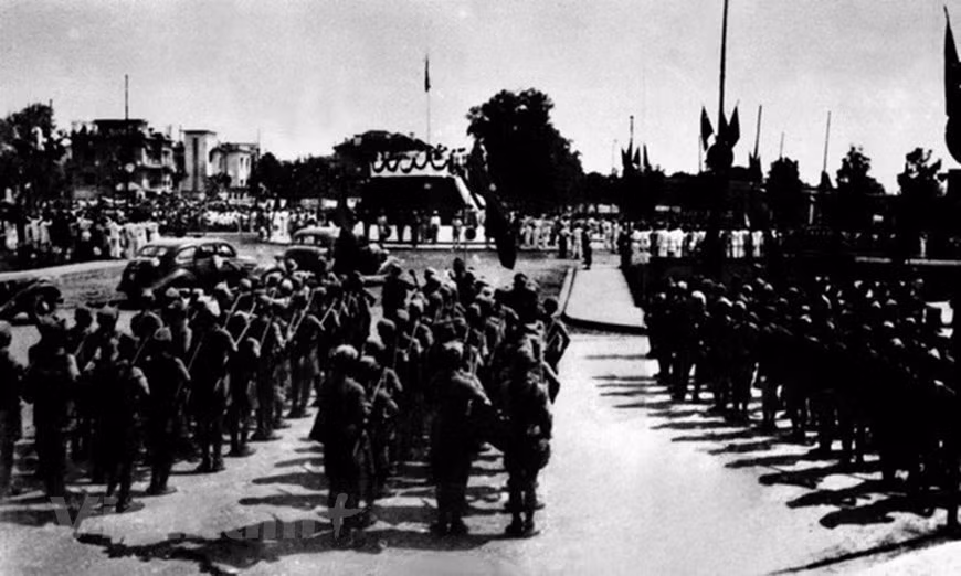 1945年9月2日，在历史性的巴亭广场上，在秋天的金色阳光中，胡志明主席宣读《独立宣言》，宣告越南民主共和国，今越南社会主义共和国诞生。除了向全世界宣告一个独立自由的越南已经诞生的特殊意义外，《独立宣言》还具有重大的历史和实践价值，体现了胡志明主席超越时代的智慧和视野。图为：资料图片