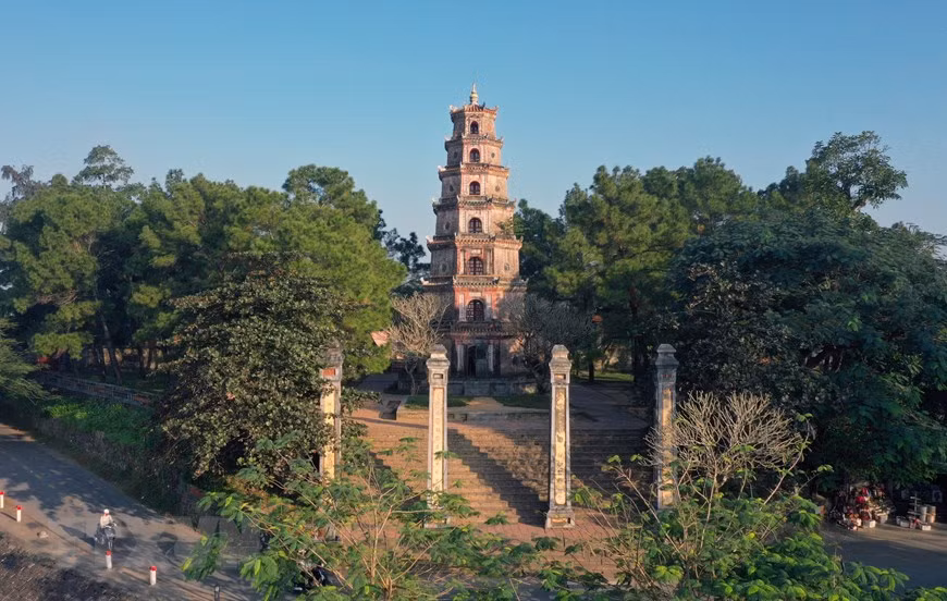 从高处看，天姥寺就像伏在香江上的一只大乌龟。图片来源：越通社