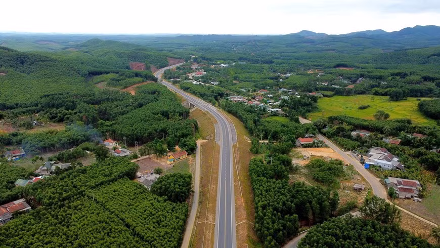 这是一段全新的公路，主要经过白马岭的山丘。图自越通社