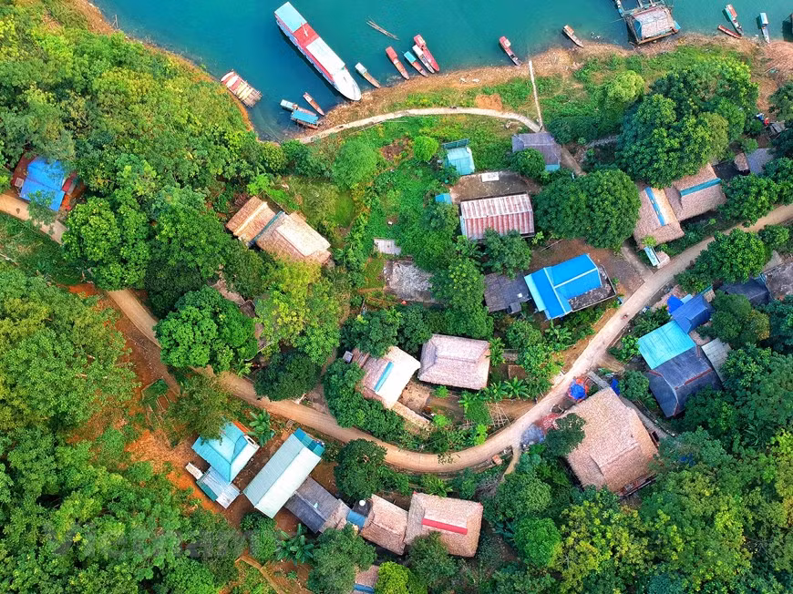 徜徉山间的芒族人住宅让游客仿佛进入世外桃源。图自Vietnam+