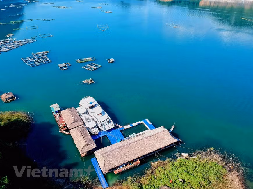 餐厅周围充满诗意的风景和湖面的清晰空气让游客感到十分舒服。图自Vietnam+