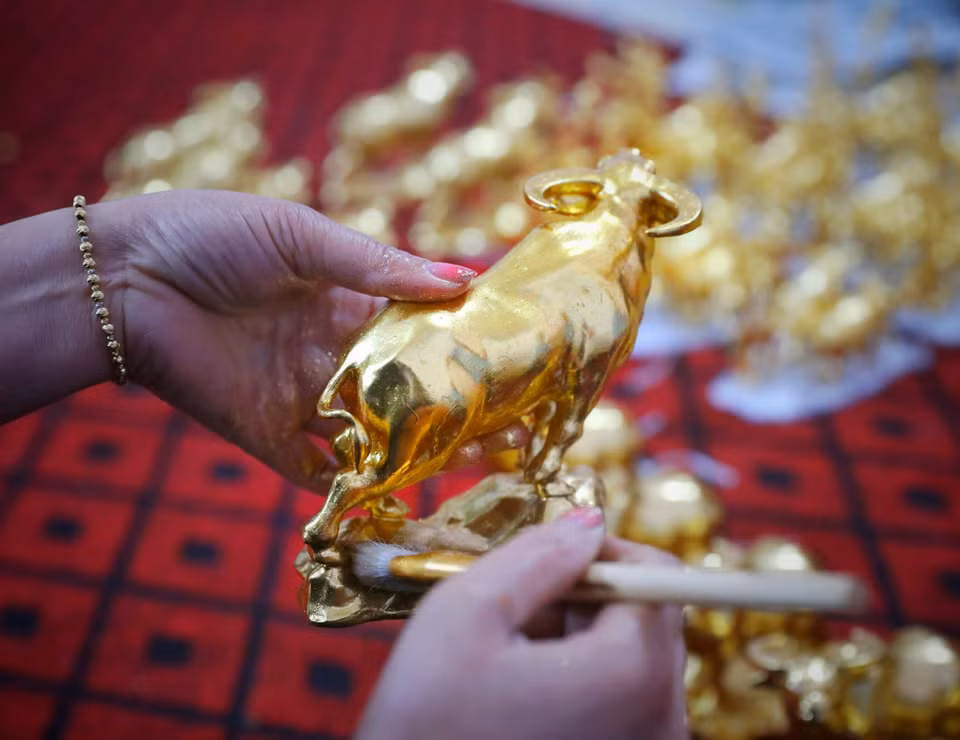 阮英钟艺人在2021年辛丑年伊始时接收了制作金牛产品的订单。图自越通社