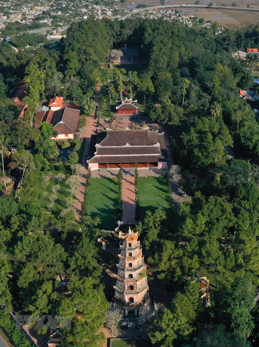 寺庙山门类似二层八檐建筑，后面是福缘塔。进入寺庙，首先映入眼帘的就是高21米，共7层。佛塔每层都有佛像。图片来源：越通社