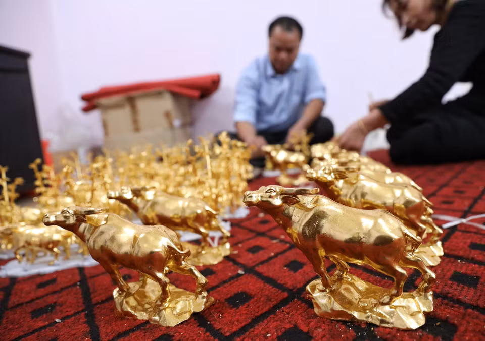 阮英钟艺人在2021年辛丑年伊始时接收了制作金牛产品的订单。图自越通社