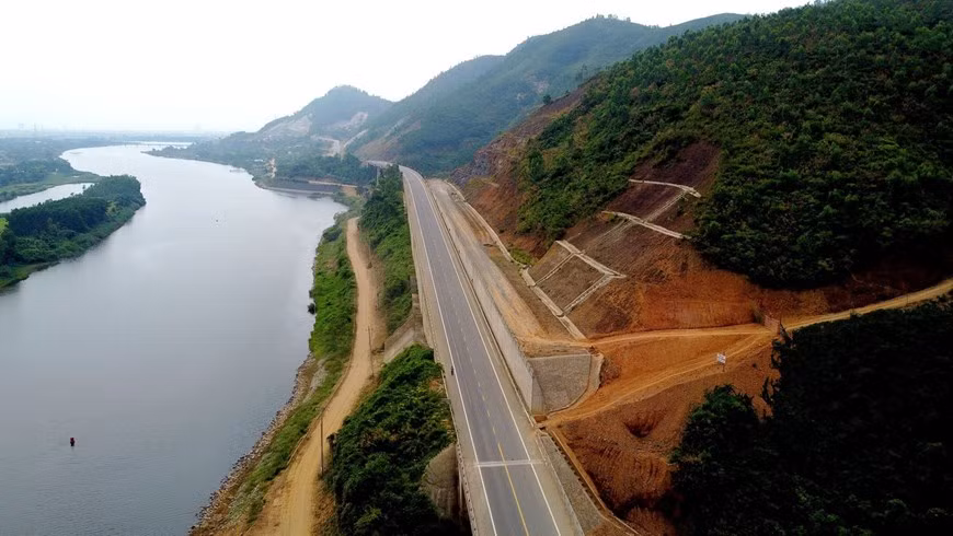 该高速公路的61km路段沿着岘港市和荣县居堤河。图自越通社