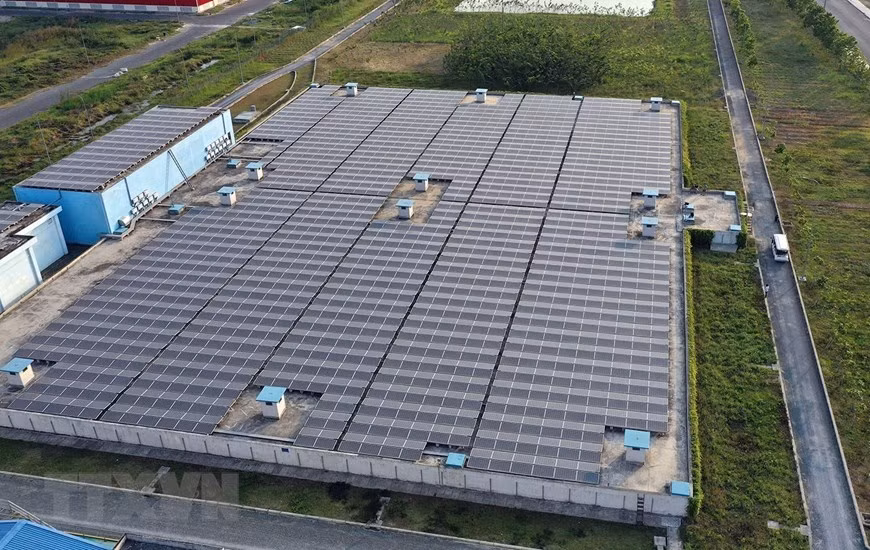 后江地表水厂的光伏发电项目有助于降低成本，节省能源和保护环境。图自越通社