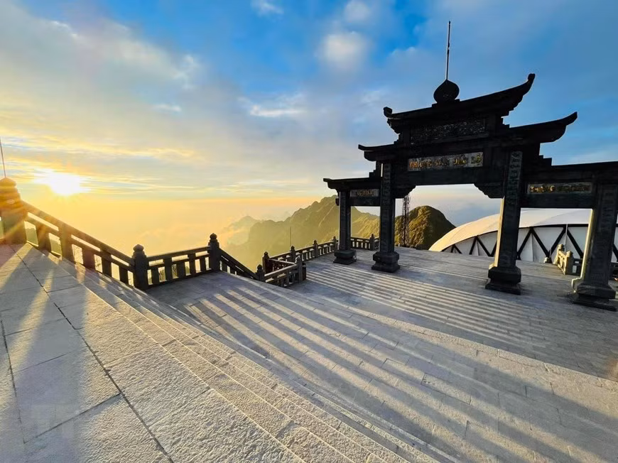 白色雾凇覆盖番西邦峰，造成一个独特的冬景。图自越通社
