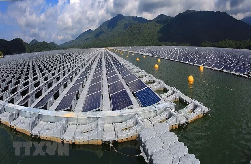 多眉水电湖上功率47.5MWp的光伏组件。图自越通社