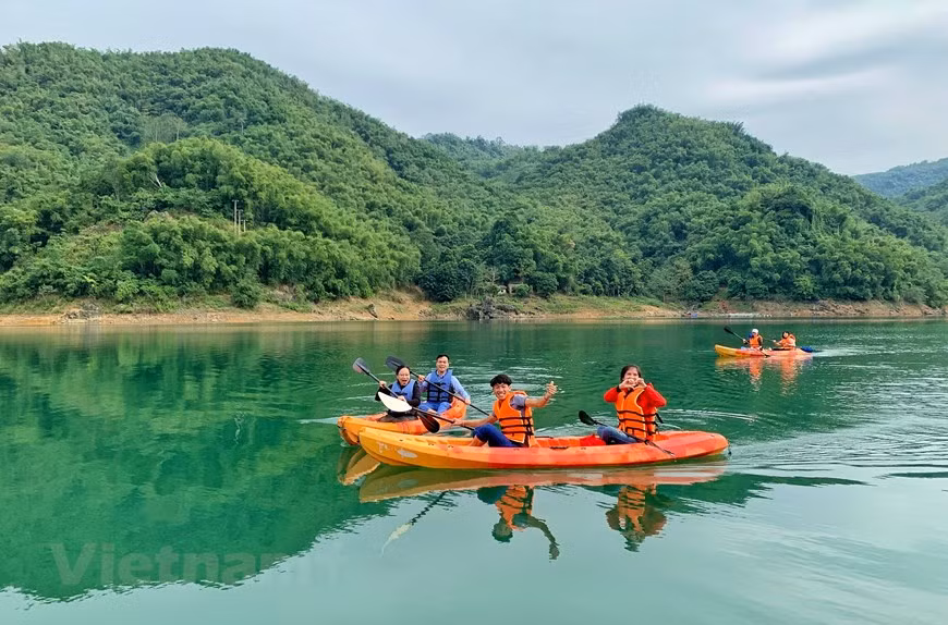 游客在碧绿的湖水划皮划艇。图自Vietnam+