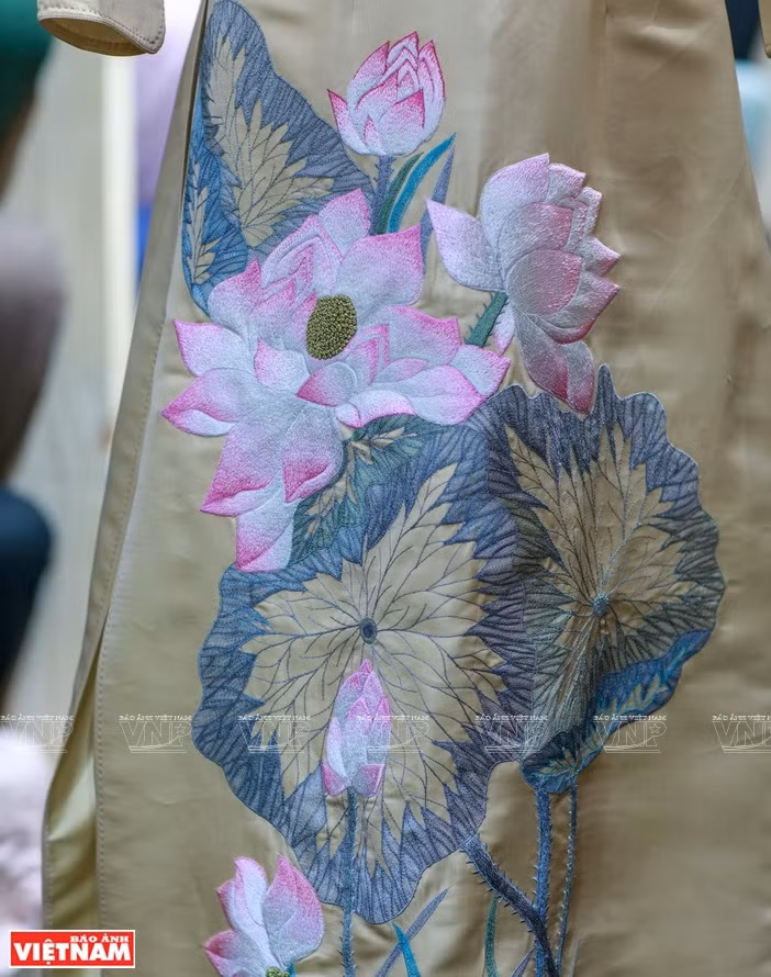 越南丝绸面料上的莲花图案。图自越南画报