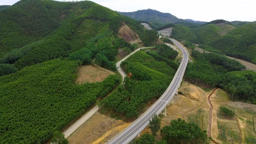 从高俯瞰，可以看到这条公路蜿蜒盘旋在山间。图自越通社