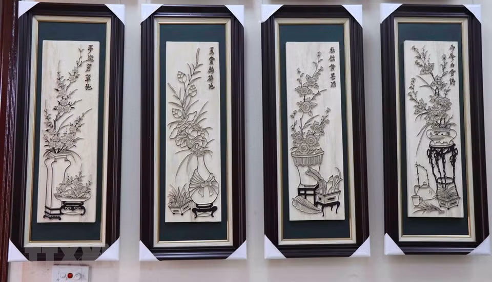 东湖年画属于木版年画，首先将木板雕刻出年画的反面模型，再涂上颜料印在纸上。越通社记者 泰雄 摄