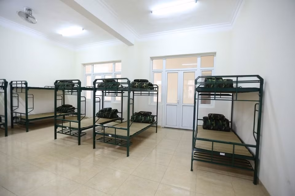 首都司令部军事学校还安排 100个服务人员和应急医务人员，随时为隔离工作服务。图自越通社