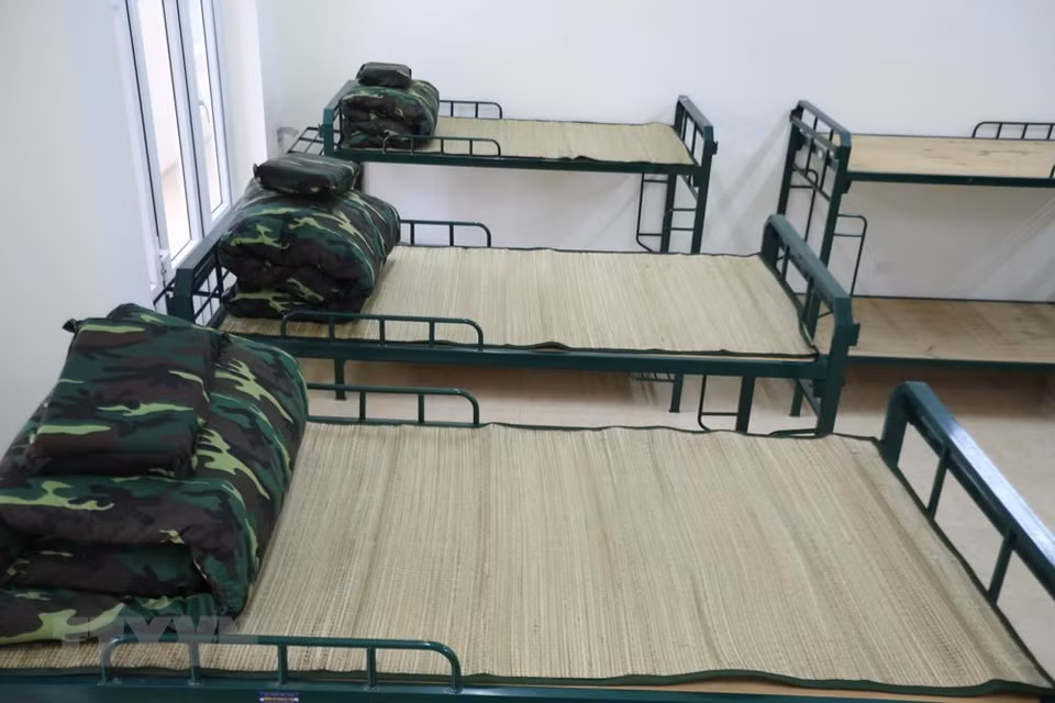 在军事学校接受隔离观察的越南公民每日都需要进行健康检查和体温测量。无症状度过14天隔离后将准许解除隔离状态并返回住所。图自越通社