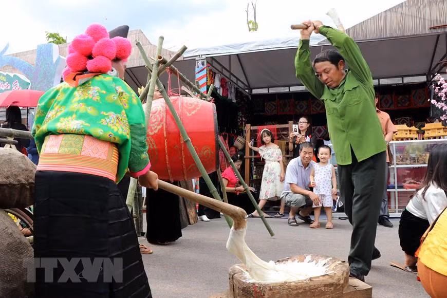 第十四次西北地区各民族文化体育与旅游节系列活动：打糍粑。图自越通社