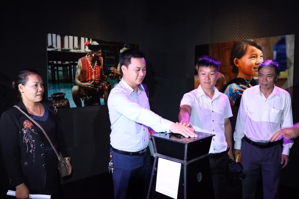 参观者感受“身体的声音”。图自越通社