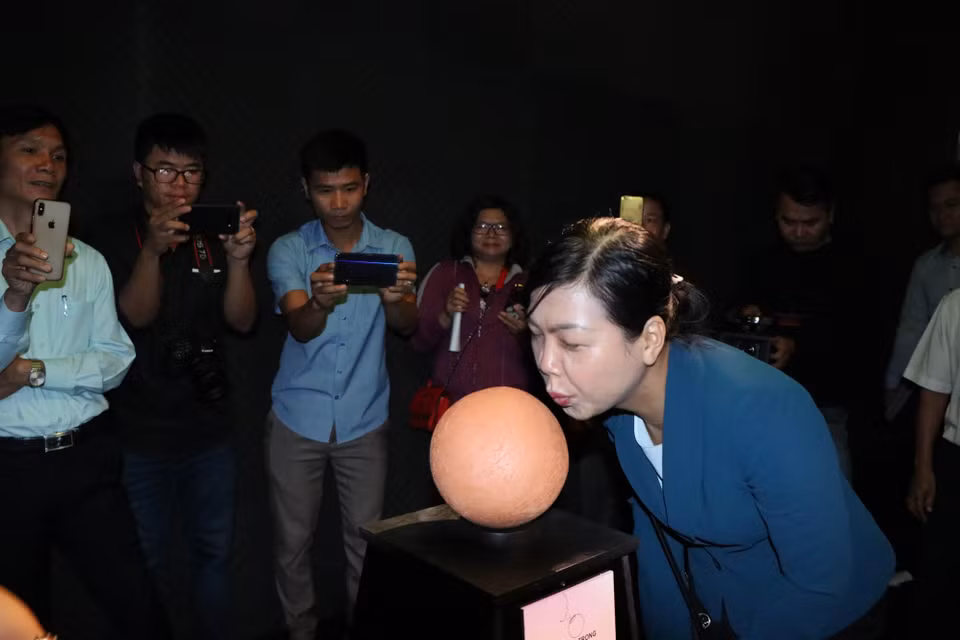 参观者感受“气息的声音”。图自越通社