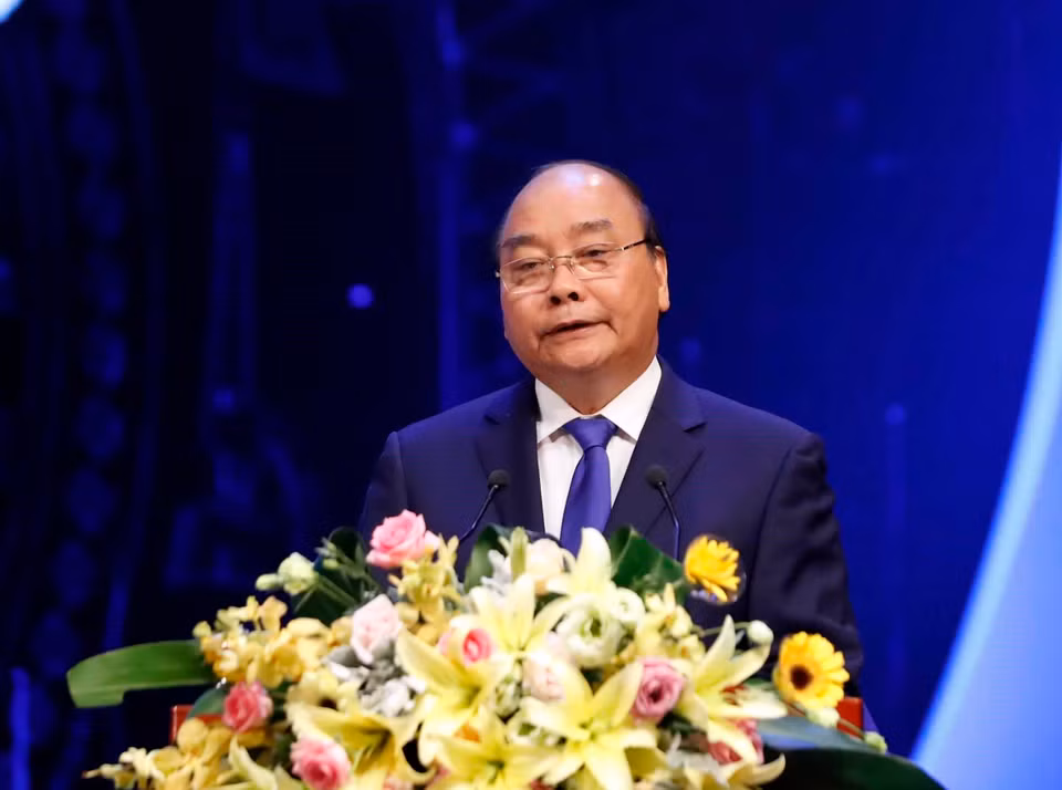 越南政府总理阮春福在颁奖仪式上发表讲话。越通社记者 统一 摄