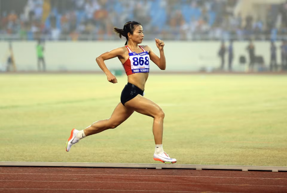 在女子5000米项目中，阮氏莺以16分44秒6毫秒的成绩夺得一枚金牌。这是她在5月14日所取得的第二枚金牌。图自 越通社