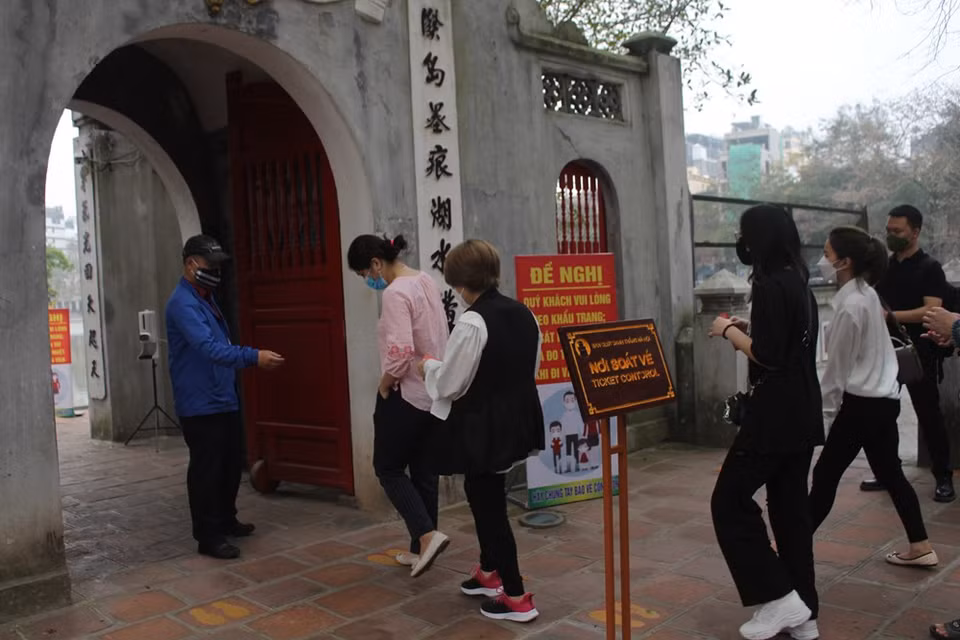 还剑郡已经制定旅游活动复苏、发展和安全适应的计划。除了确保目的地和游客的安全外，还剑郡还实现旅游产品多样化，加强宣传活动，促进旅游数字化转型以及发展人力资源等，以满足旅游的发展需求。在越南全面开放所有旅游活动期间，还剑郡集中促进当地旅游业的发展，吸引游客前来还剑乃至首都河内观光游览。图自 Vietnam+