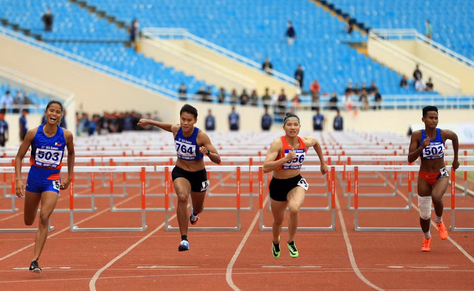 在女子七项全能100米跨栏项目中，阮玲娜运动员以5415分夺得一枚金牌。图自 越通社