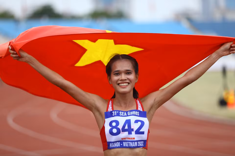 在女子1万米赛跑项目中，范氏红丽运动员以35分56秒38毫秒的成绩夺得一枚金牌。图自 越通社