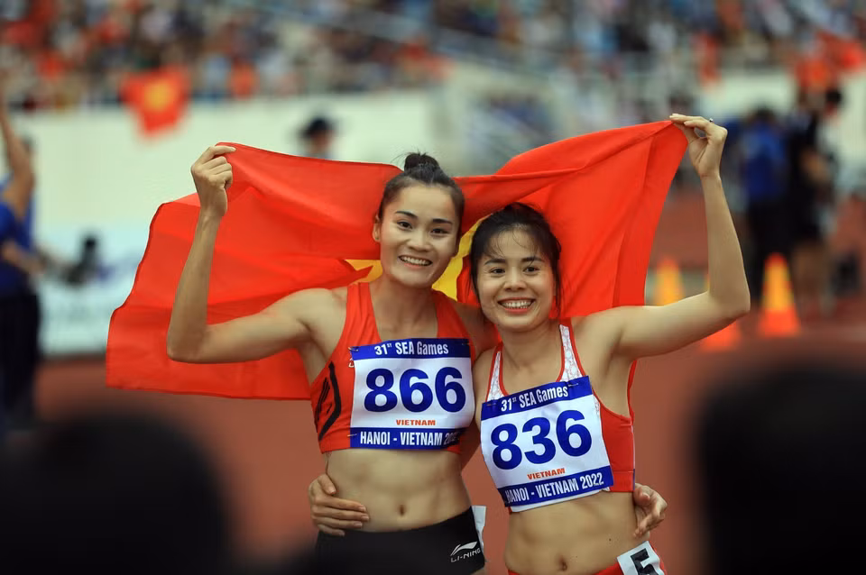 在女子400米赛跑项目中，阮氏玄（右）运动员夺得一枚金牌，郭氏兰夺得一枚铜牌。图自 越通社