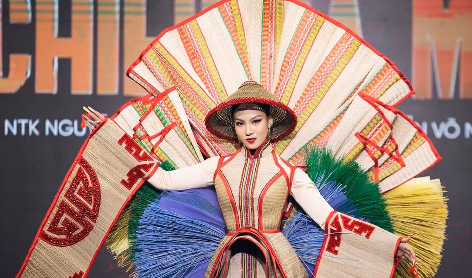  阮国越设计师带有民族气息的“金瓯凉席”服装。图自越通社