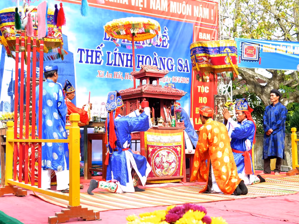 “黄沙宾替身祭礼”仪式在广义省李山岛县安海乡举行。越通社记者 福玉 摄 