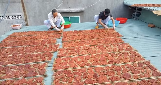 火腿肉在太阳下晒着。越通社记者 鸿叠 摄