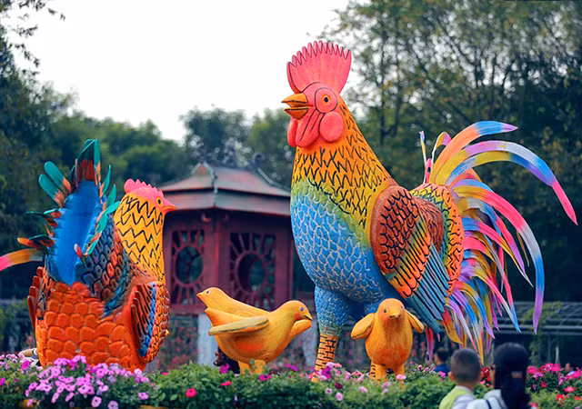 五颜六色的花街（图片来源：人民报）​