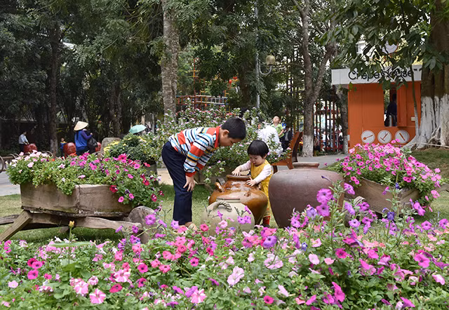 开心游花街的儿童们（图片来源：人民报）