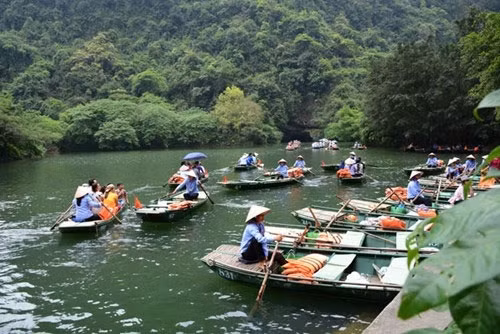 游客乘船穿山而过，观赏溶洞。（图片来源：人民军队报）