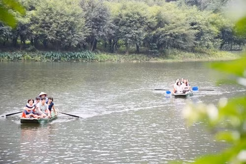 游客乘船观赏如诗如画的景观。（图片来源：人民军队报）