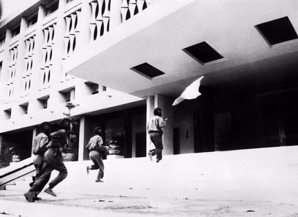 1975年4月30日香江团4名战士在南越总统府独立宫（今统一宫）升起越共的旗帜。越通社记者 武造 摄
