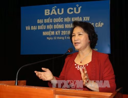 阮氏金银女士在纸桥郡义新坊一号选区发表讲话。（图片来源：越通社）