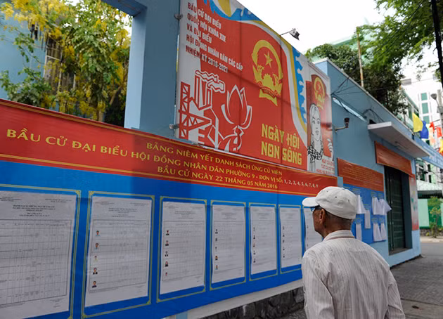  选民了解代表候选人简历。（图片来源：人民报）​ 