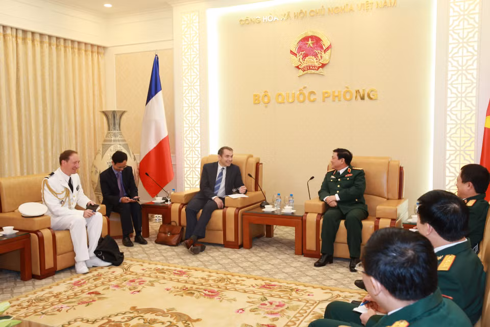 越南国防部长吴春历与法国驻越大使让 - 诺埃尔·普瓦里埃（图片来源：越通社） 