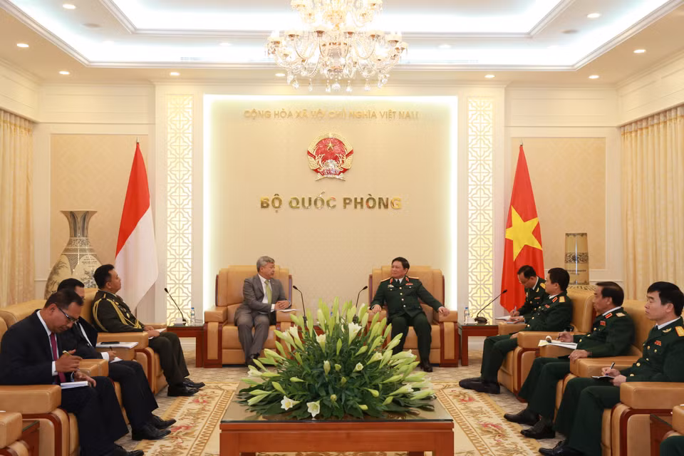 越南国防部长吴春历与印尼驻越南大使伊布奴哈迪（图片来源：越通社） 
